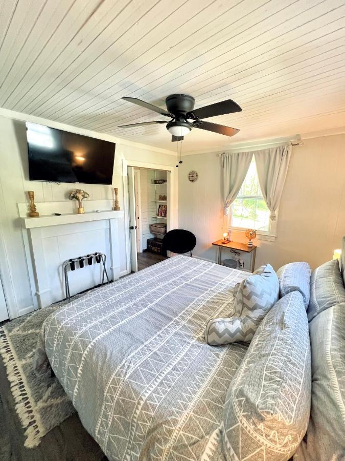 Giggling Creek Cottage - Bedjet! King Sized! Gazebo, 45 Acres, Arcades, Nintendo, More Henry Exterior photo
