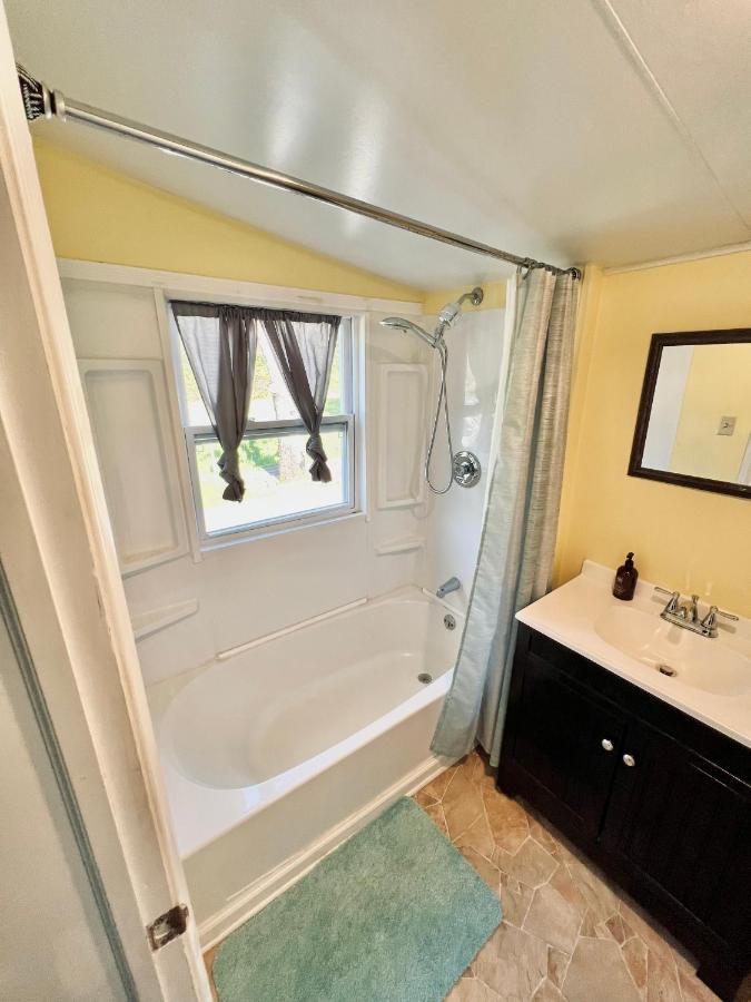 Giggling Creek Cottage - Bedjet! King Sized! Gazebo, 45 Acres, Arcades, Nintendo, More Henry Exterior photo