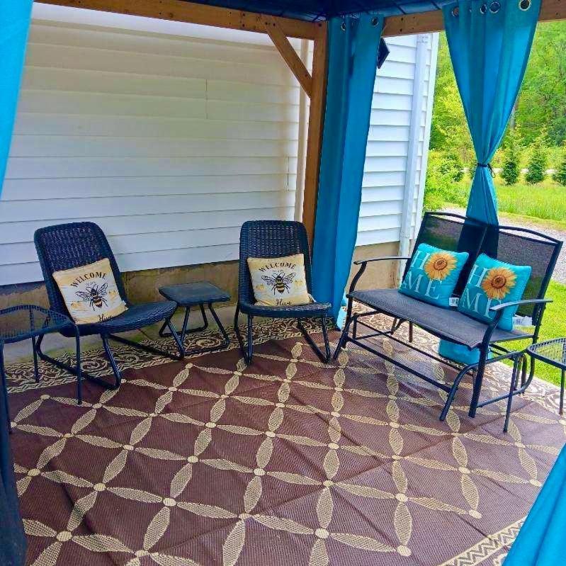 Giggling Creek Cottage - Bedjet! King Sized! Gazebo, 45 Acres, Arcades, Nintendo, More Henry Exterior photo